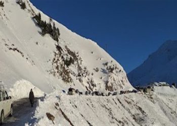 Karnah-Kupwara road remains closed for the fourth conscutive day, 2 dead bodies in Handwara, problem in shifting patients from Tangdar too 