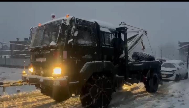 ARMY PROVIDES ASSISTANCE IN RECOVERY OF ACCIDENT VEHICLE