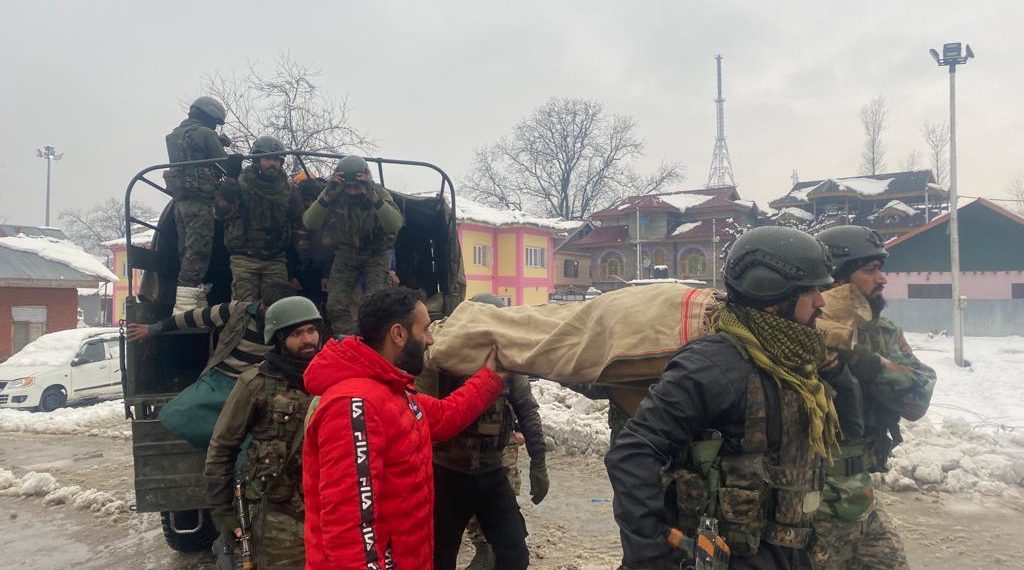 ہندوستانی فوج نے پی ایچ سی کالاروس سے ایس ڈی ایچ کپواڑہ، جموں و کشمیر تک خطرناک طبی انخلاء کرتے ہوئے نازک حاملہ خاتون کی جان بچائی