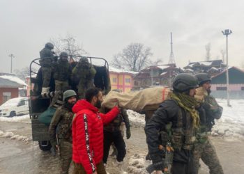 ہندوستانی فوج نے پی ایچ سی کالاروس سے ایس ڈی ایچ کپواڑہ، جموں و کشمیر تک خطرناک طبی انخلاء کرتے ہوئے نازک حاملہ خاتون کی جان بچائی