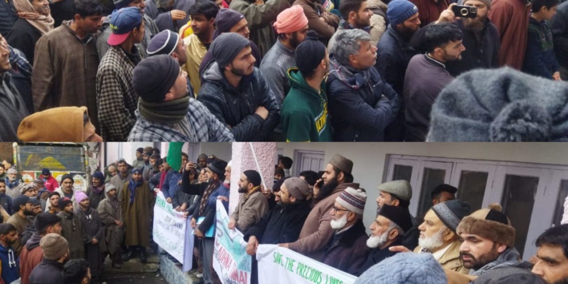 Karnah residents stage protest to seek construction of tunnel at Sadhna Top