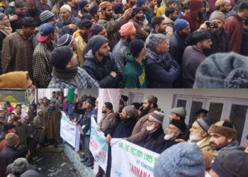 Karnah residents stage protest to seek construction of tunnel at Sadhna Top