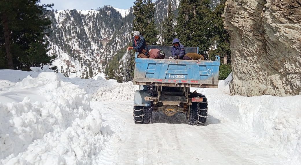 Chowkibal-Tangdar road re-opens  for traffic after 9 days  