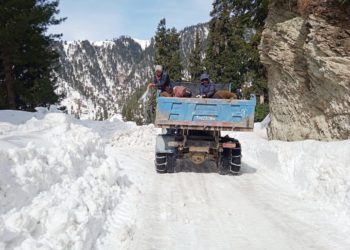 Chowkibal-Tangdar road re-opens  for traffic after 9 days  