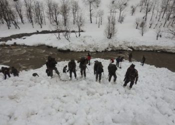 Machhal Sector Kupwara – Army, Police and Locals Rescue local  Buried Under Avalanche 