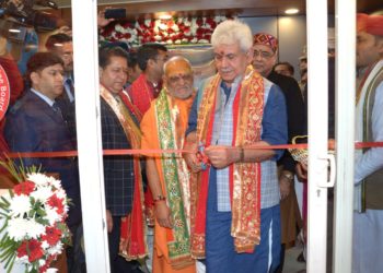 Lt Governor pays obeisance at Shri Mata Vaishno Devi Shrine
