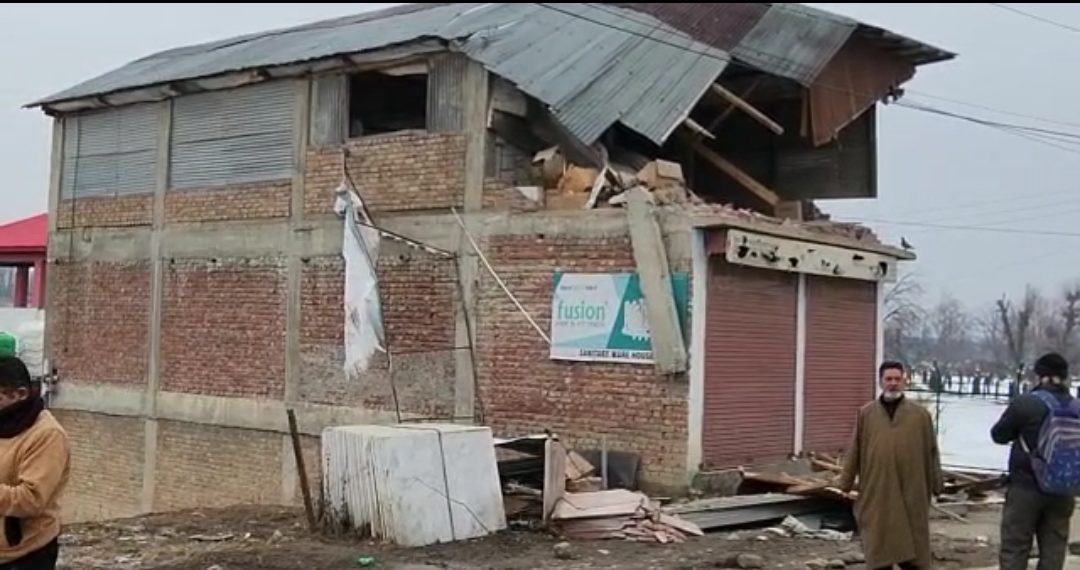 Hurriyat leader’s ‘illegal’ shoping complex demolished in Anantnag