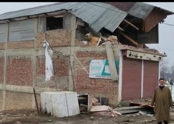 Hurriyat leader’s ‘illegal’ shoping complex demolished in Anantnag