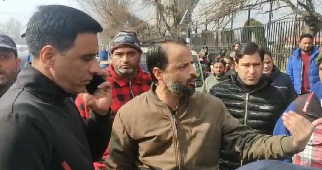 Three SMC Employees Booked in Srinagar For Breaking Traffic Booth, Assaulting Traffic Personnel: Police