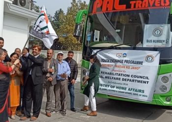 Sheetal Nanda flags off batch of 250 students from J&K on ten-day ‘Watan Ko Jano’ tour