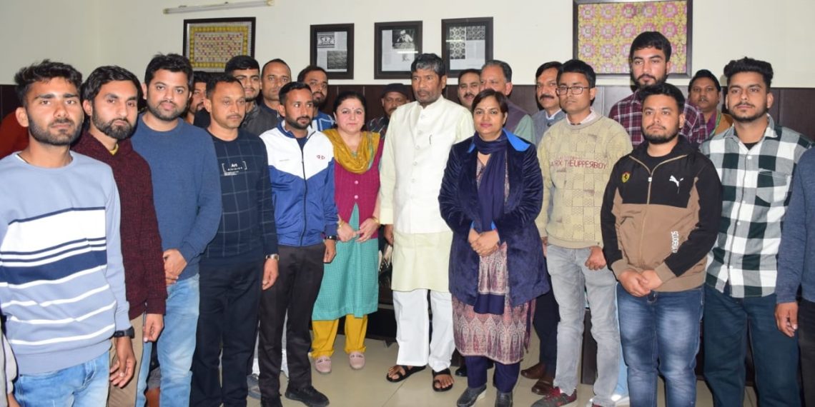 Union Minister holds series of meetings; Meets PRIs, Industrial Associations, local artisans at Samba