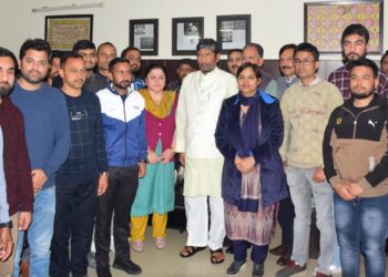 Union Minister holds series of meetings; Meets PRIs, Industrial Associations, local artisans at Samba