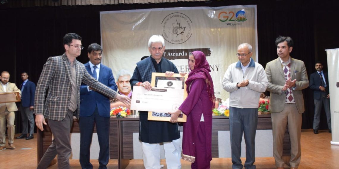 Lt Governor presents UT Level Award to the Artisans