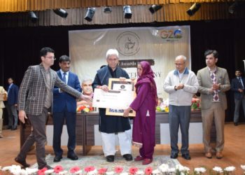 Lt Governor presents UT Level Award to the Artisans