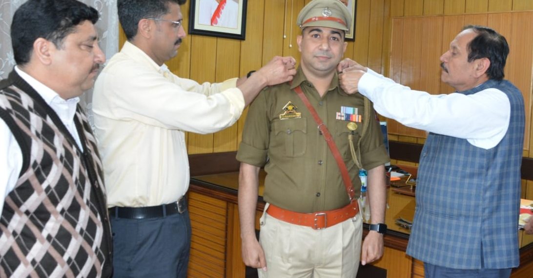 Advisor Bhatnagar decorates JKP Inspector on promotion