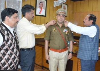 Advisor Bhatnagar decorates JKP Inspector on promotion