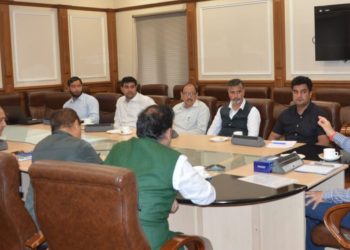 Atal Dulloo asks for priority movement of fertilizers, fruit laden trucks in, out of Kashmir