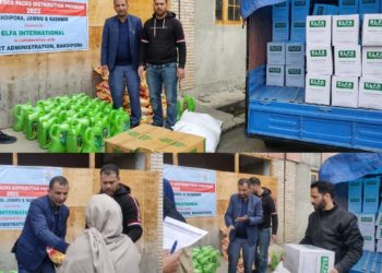 Bandipora admin distributes Food Kits among destitute families