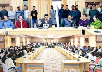DC Kishtwar interacts with Class 8th toppers