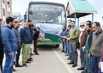 DC Shopian flags-off progressive farmers Exposure Tour