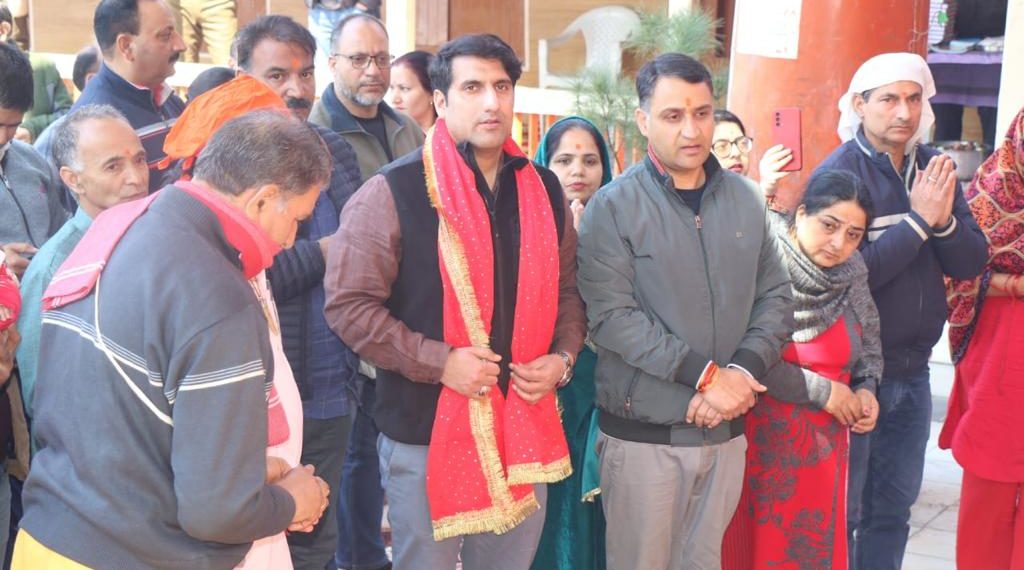 DC Srinagar visits Sharika Devi Temple on the auspicious occasion of Navreh Festival