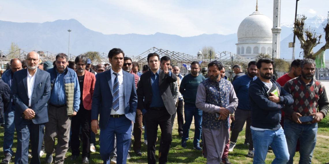 Div Com visits Shrines, Mosques; Reviews facilities; Pays obeisance at Dastgeer Sahib, Zadibal Imambarah