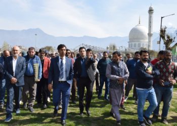 Div Com visits Shrines, Mosques; Reviews facilities; Pays obeisance at Dastgeer Sahib, Zadibal Imambarah