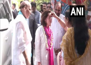 US Secretary of Commerce celebrates Holi at Rajnath Singh’s residence