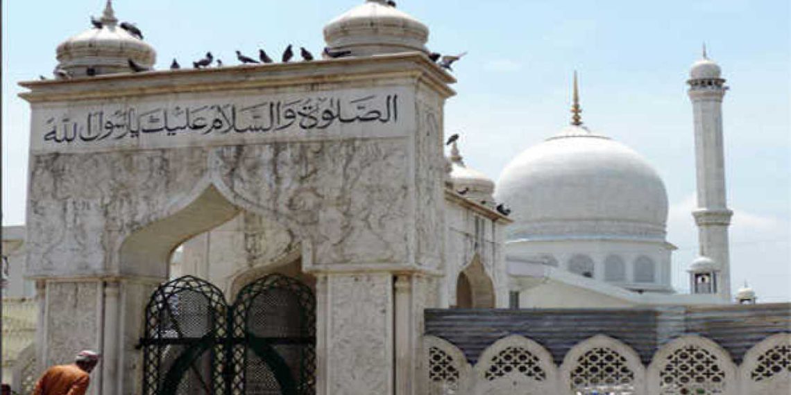Isha prayers to be offered at 10 pm at Jamia Masjid, 10:30 pm at Hazratbal Shrine