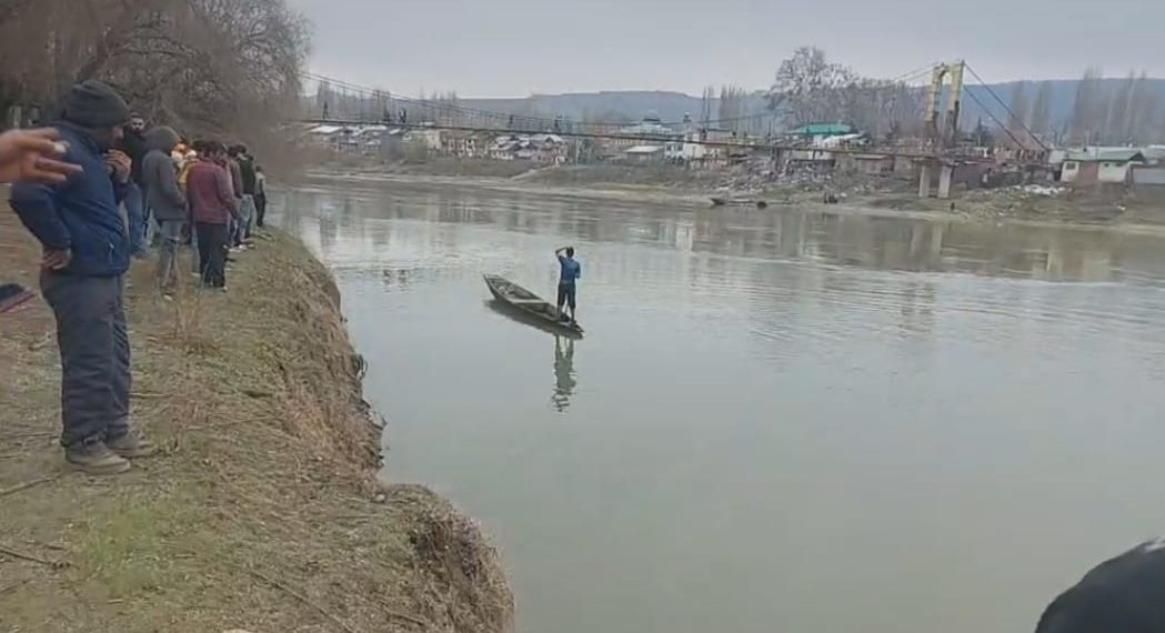 Boy, girl jump in Jhelum in Baramulla, girl rescued