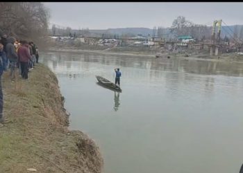 Boy, girl jump in Jhelum in Baramulla, girl rescued