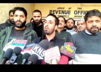 All Jammu & Kashmir Patwar association of district kupwara on third consecutive day on Friday held a strong  protest at respective subdivisions of Handwara and  Kupwara in view of the directions passed by Apex body of AJKPA for indefinite strike