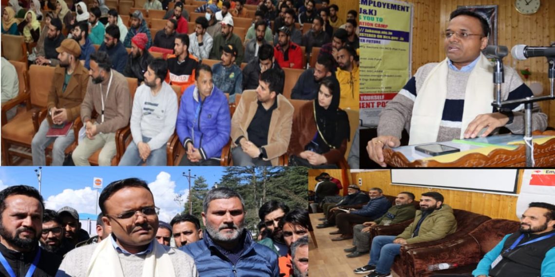 ڈی سی کپواڑہ نے ٹاؤن ہال کپواڑہ میں میگا جاب فیئر کا افتتاح کیا۔