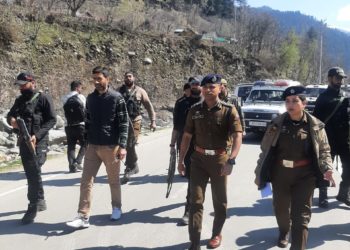 Baramulla SSP visits forward areas of Boniyar, takes stock security measures