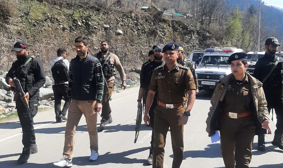 Baramulla SSP visits forward areas of Boniyar, takes stock security measures