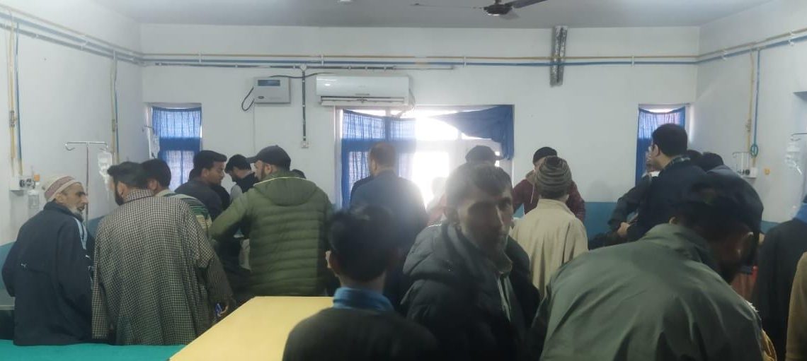 9 injured after load carrier turns turtle in Ganderbal