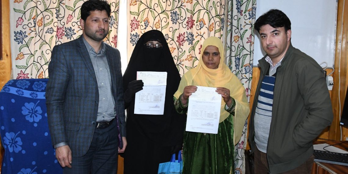 Labour Deptt Ganderbal disburses 9.19 lakh among beneficiaries