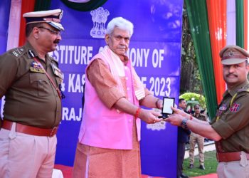 LG Sinha presents Gallantry Awards, Distinguished Service Decoration to J&K cops