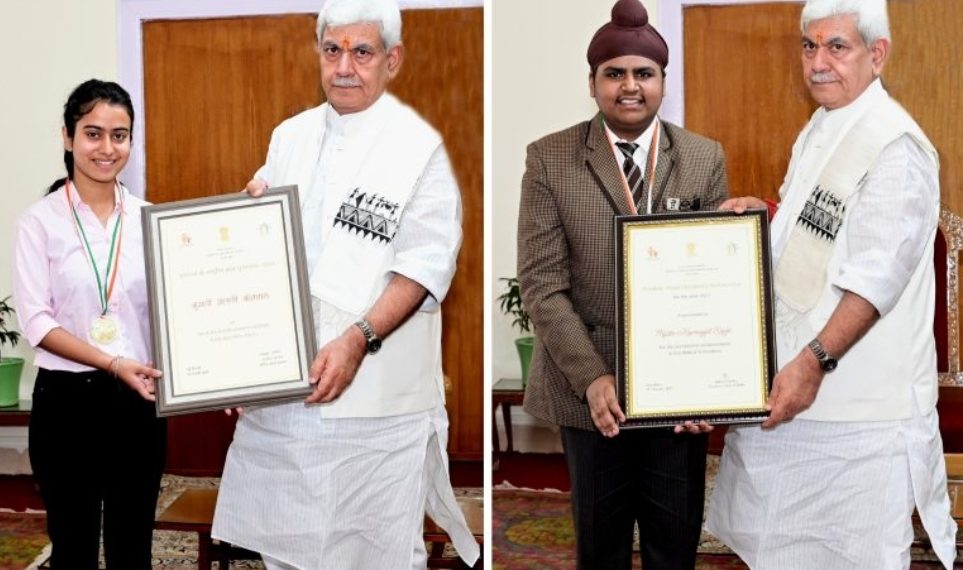 LG Manoj Sinha Honours Pradhan Mantri Rashtriya Bal Puraskar Awardees