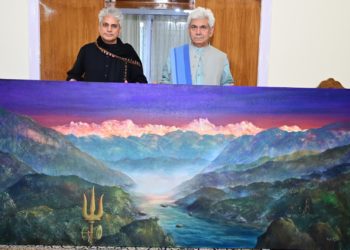 Renowned Artist & Painter KK Gandhi presents special Live Painting to Lt Governor