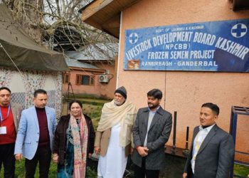 Parshotam Rupala visits Mini Aquarium Centre under PMMSY at Tangmarg, Union Territory of Jammu & Kashmir