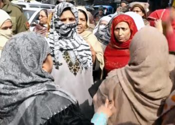 Authorities snap electricity in Habba Kadal areas as residents object to installation of smart meters