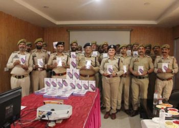 Police officers in Ramban receive Tabs for work