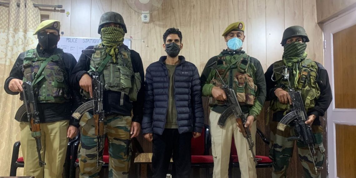 Police arrests terrorist associate in Sopore