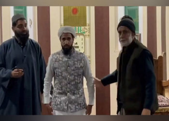 Mosque committee in Kashmir gifts Umrah package to Imam for recitation of Quran during Ramzan