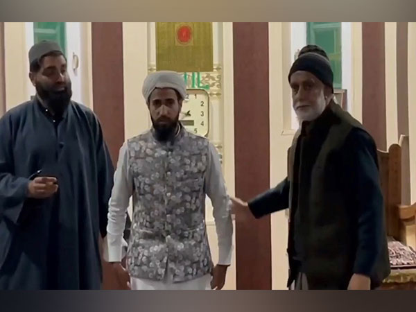 Mosque committee in Kashmir gifts Umrah package to Imam for recitation of Quran during Ramzan