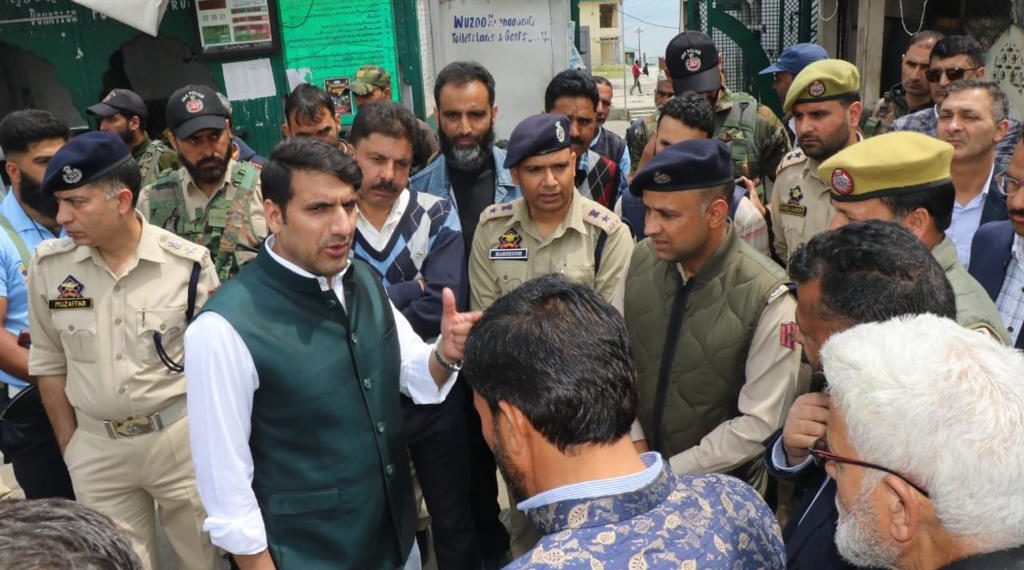 DC Srinagar pays visit at Dargah Hazratbal