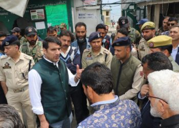 DC Srinagar pays visit at Dargah Hazratbal