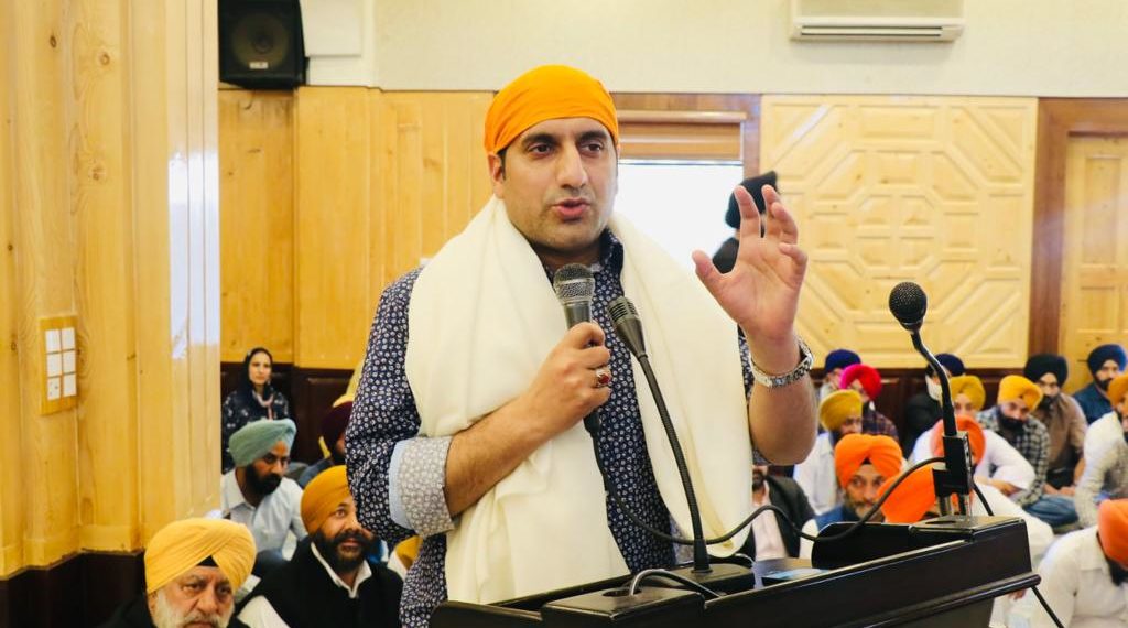 DC Srinagar visits Gurudwara Chatti Padshahi; Greets Sikh Sangat on the occasion of Vaisakhi