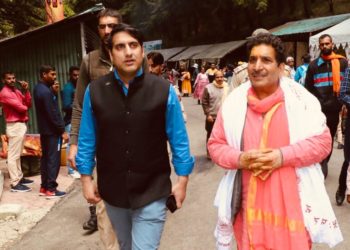 DC Srinagar visits ShankarAcharya Temple; Greets devotees on the occasion of ShankarAcharya Jayanti